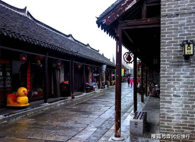 我老公有个同事经常蹭我老公的车，而且找我老公聊天就是说别的同事的坏话，八卦别人。这种人要不要疏远？